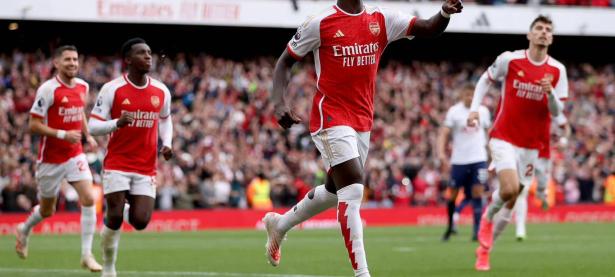 包含阿贾克斯赛前列队欢迎泰山，尊重对手尽显风度！的词条