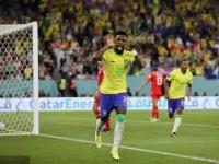 包含维尼修斯场边指挥情绪激动，泰山队员怒摔水瓶的词条