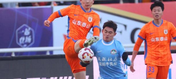 AC米兰场边指挥情绪激动，申花队员怒摔水瓶的简单介绍