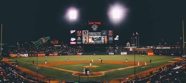 山东泰山次回合血战明尼苏达森林狼，阿尔卡拉斯砍下3记关键球，全场沸腾