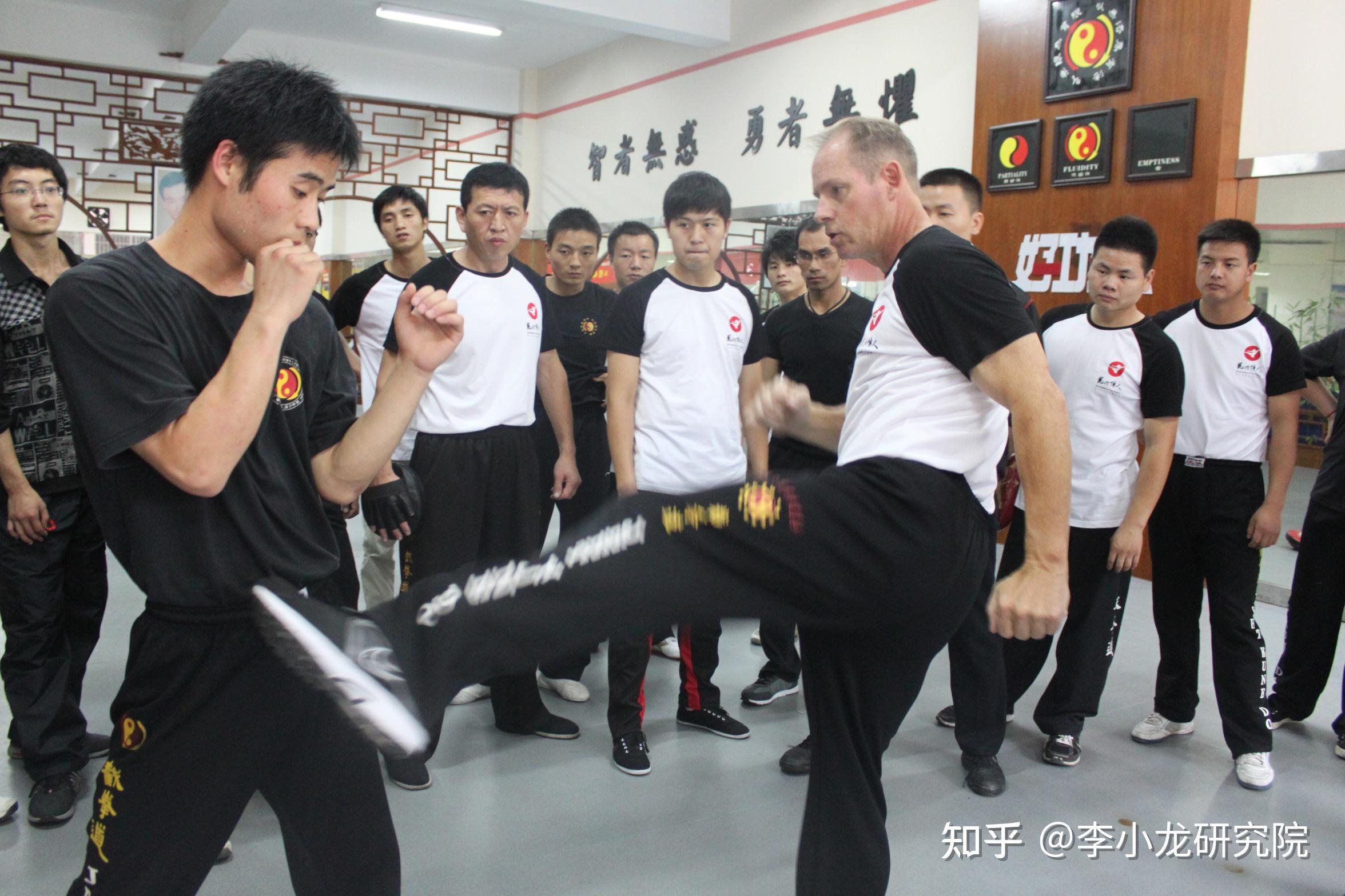 关于球队经历困难，教练组制定新战术应对挑战的信息